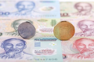 Kağıt arka plan üzerinde Vietnamca paralar 