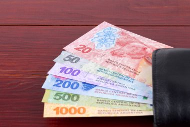 M-cüzdanda bulunan siyah yeni Arjantin Peso 