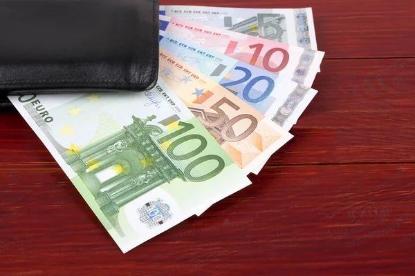 黑色钱包中的欧洲货币 — 图库照片