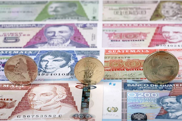 Monedas Quetzal Guatemalteco Sobre Fondo Billetes —  Fotos de Stock