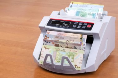Sudan İngiliz Lirası içinde bir sayma makinesi 