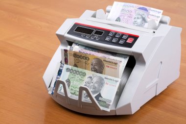 Bir sayım makine Kamboçyalı Riel 