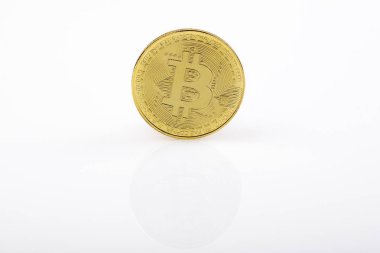 Beyaz cam üzerinde altın Bitcoin