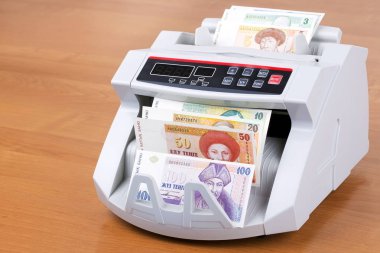Bir sayma makinesinde Kazakistan 'dan para 