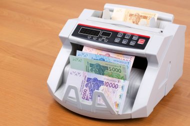 Batı Afrika parası bir sayım makinesinde 