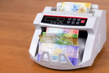 Bir sayma makinesinde Yeni İsviçre Frangı 