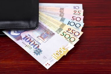 Siyah cüzdanda Haiti parası var. 