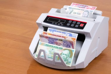 Bir sayma makinesinde Gine Bissau para 