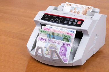 Bir sayma makinesinde Orta Afrika parası 