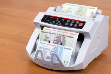 Bir sayma makinesinde Zimbabve'den trilyon dolar 