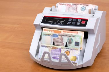 Sayım makinesinde eski Mozambik parası 