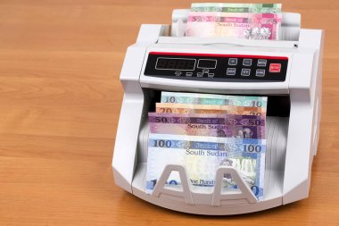 Bir sayma makinesinde Güney Sudan Lirası 