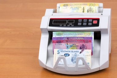 Solomon Adaları Dolar bir sayma makinesinde
