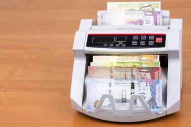 Suudi Riyali sayma makinesinde