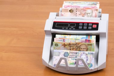 Bir sayma makinesinde Bahama doları