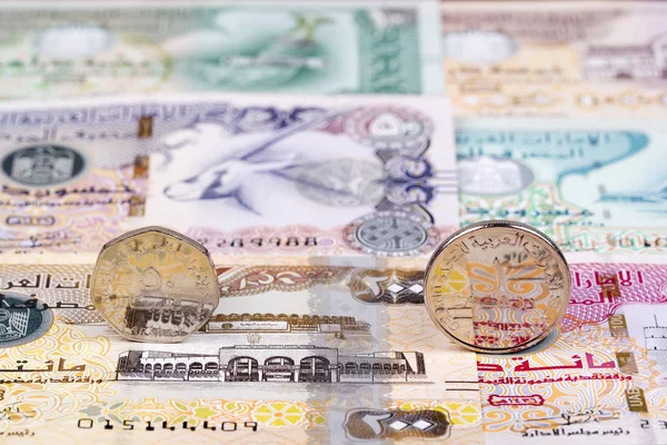 Banknotların Arka Planında Birleşik Arap Emirlikleri Nden Sikkeler — Stok fotoğraf