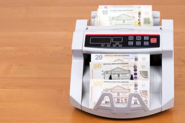 Surinam Dolar sayma makinesinde