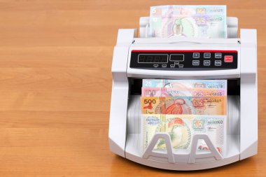 Surinam guilder bir sayma makinesinde