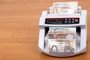 Eski Kolombiya parası sayım makinesinde