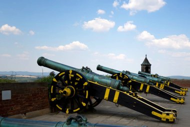 Kalenin duvarlarında eski toplar