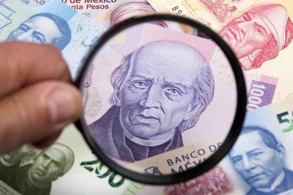 Pesos Mexicanos Una Lupa Fondo Empresarial — Foto de Stock