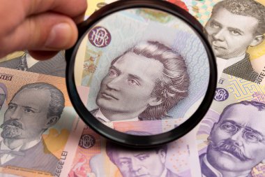 Romen leyi büyüteç içinde