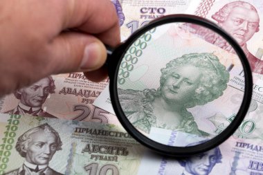 Büyütecin içinde Transnistria rublesi