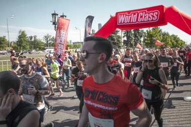 Rusya, Moskova - 2 Haziran 2018: Maraton koşucular şehir. Birçok insan caddeye asfalt yolda yayınlanıyor. Spor yarışması oudoor. 