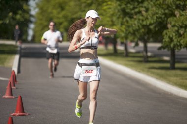 Rusya, Moskova - 2 Haziran 2018: Maraton koşucular şehir. Birçok insan caddeye asfalt yolda yayınlanıyor. Spor yarışması oudoor. 