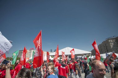 Rusya, Moskova - 5 Haziran 2018: kalabalık sporcuların tutan bayraklar ayakta olay yerinde. Worldclass spor olay. Sunu Ödülleri. Ödüllendirici katılımcılar. Gökyüzü ve yaz güneşli gün temizleyin.