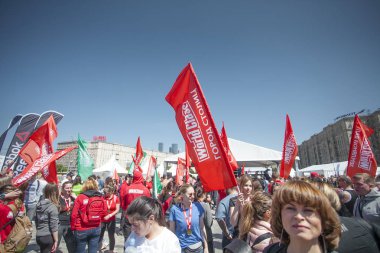 Rusya, Moskova - 5 Haziran 2018: kalabalık sporcuların tutan bayraklar ayakta olay yerinde. Worldclass spor olay. Sunu Ödülleri. Ödüllendirici katılımcılar. Gökyüzü ve yaz güneşli gün temizleyin.