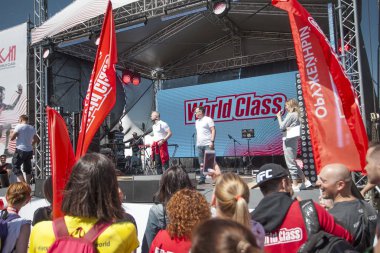 Rusya, Moskova - 5 Haziran 2018: kalabalık sporcuların tutan bayraklar ayakta olay yerinde. Worldclass spor olay. Sunu Ödülleri. Ödüllendirici katılımcılar. Gökyüzü ve yaz güneşli gün temizleyin.