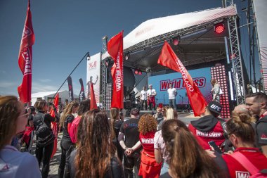 Rusya, Moskova - 5 Haziran 2018: kalabalık sporcuların tutan bayraklar ayakta olay yerinde. Worldclass spor olay. Sunu Ödülleri. Ödüllendirici katılımcılar. Gökyüzü ve yaz güneşli gün temizleyin.