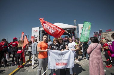 Rusya, Moskova - 5 Haziran 2018: kalabalık sporcuların tutan bayraklar ayakta olay yerinde. Worldclass spor olay. Sunu Ödülleri. Ödüllendirici katılımcılar. Gökyüzü ve yaz güneşli gün temizleyin.
