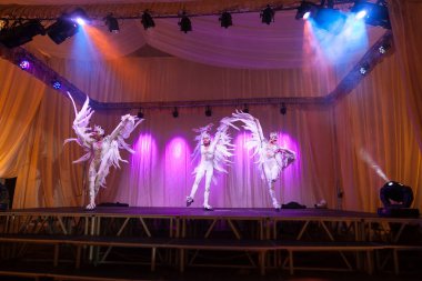 Rusya, Nizhny Novgorod - 9 Haziran 2012: Chaika otel Restoran. Düğün partisi. Performans gösterisi. Genç dansçılar sahnede dans grubu. Yüksek moda elbiseler içinde dans genç güzel kadın. 