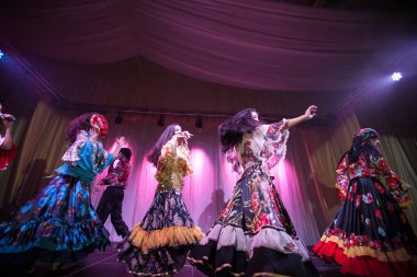 Rusya, Nizhny Novgorod - 9 Haziran 2012: Chaika otel Restoran. Düğün partisi. Performans gösterisi. Genç dansçılar sahnede dans grubu. Ulusal kostümleri dans genç güzel kadın. 