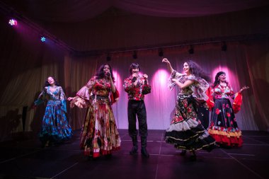 Rusya, Nizhny Novgorod - 9 Haziran 2012: Chaika otel Restoran. Düğün partisi. Performans gösterisi. Genç dansçılar sahnede dans grubu. Ulusal kostümleri dans genç güzel kadın. 