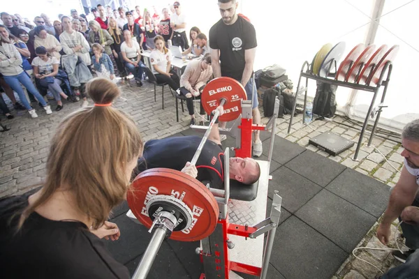 Rusya Moskova Haziran 2018 Powerlifting Rekabet Sıra Sıkıştırma Yardımcısı Ile — Stok fotoğraf