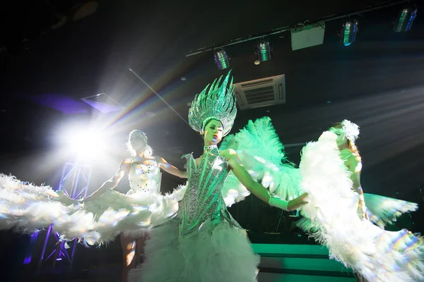 러시아 니즈니노브고로드 2013 레스토랑 파티입니다 보기입니다 현장에 댄서의 그룹입니다 Whitel — 스톡 사진