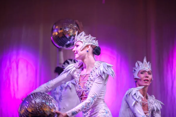 러시아 니즈니노브고로드 2012 Chaika 레스토랑 파티입니다 보기입니다 현장에 댄서의 그룹입니다 — 스톡 사진