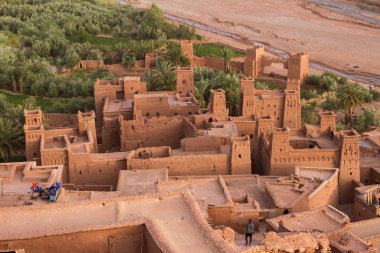 Fas 'ın Atlas Dağları' ndaki Ouarzazate yakınlarındaki Kasbah Ait Ben Haddou 'nun inanılmaz manzarası..