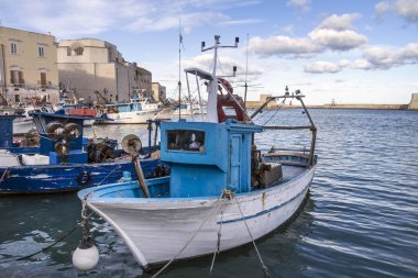 Taranto, Apulia 'da yelkenli tekneli iskele (Puglia) - İtalya