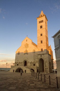 Taranto, Apulia 'da (Puglia) deniz kenarındaki binalar