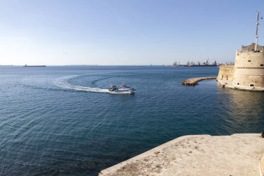 Taranto, Apulia 'da deniz manzarası (Puglia) - İtalya