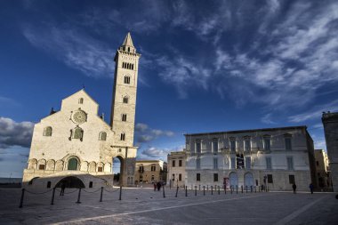 Taranto, Apulia (Puglia) şehir sokaklarında yürüyen turistler