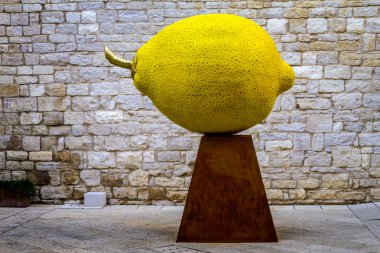 Taranto, Apulia 'daki sarı limon heykeli (Puglia) - İtalya