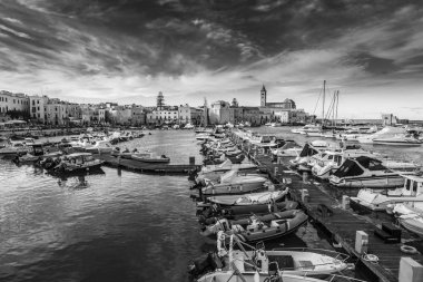 Taranto, Apulia 'da yelkenli tekneli iskele (Puglia) - İtalya
