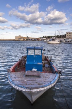 Taranto, Apulia 'da yelkenli tekneli iskele (Puglia) - İtalya