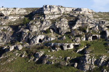 İtalya 'nın güneyindeki Puglia, Apulia' daki eski Gravina kasabası yakınlarındaki tepeleri gözlemliyorum..