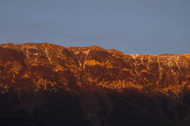 Alacakaranlıkta dağın toprak sapı
